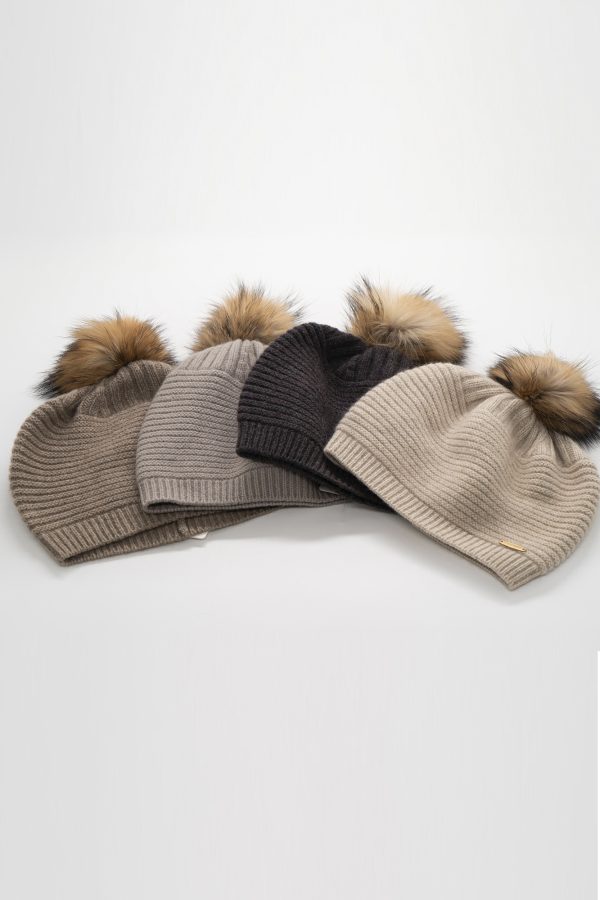 Үстэй ноолууран малгай