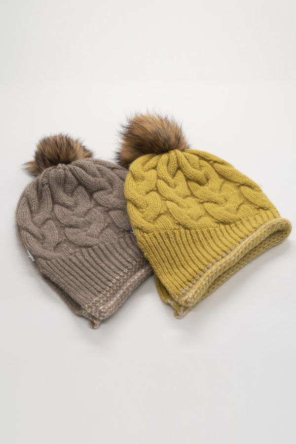 Үстэй ноолууран малгай