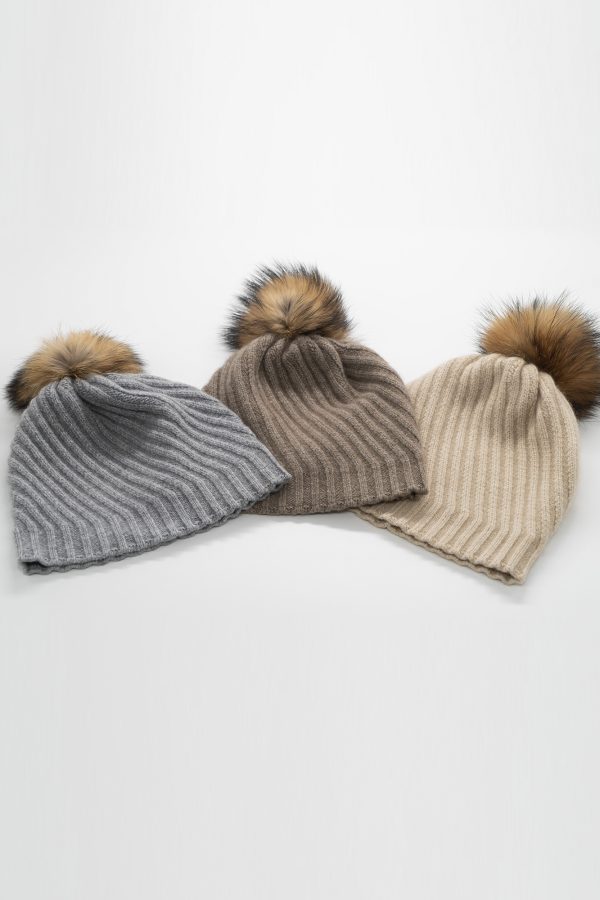 Үстэй ноолууран малгай